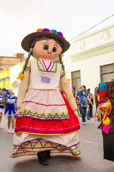 メキシコ タマウリパス州マタモロス2023年2月25日 フィエスタ メキシアナス パレード コロジオ少年レンドンの教師 巨大な人形の衣装を着て パレードで伝統的な服を着て — ストック写真