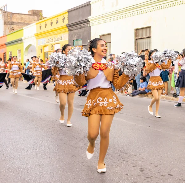 墨西哥Tamaulipas的Matamoros 2023年2月25日 Fiestas Mexicanas Parade 来自Ricardo Flores Magon高中的啦啦队队长在阅兵式上表演 — 图库照片