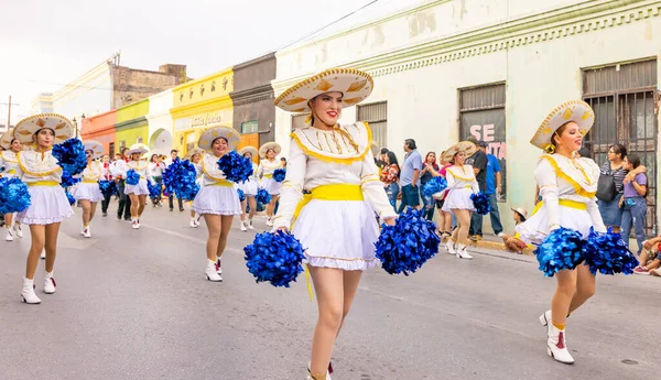 墨西哥Tamaulipas的Matamoros 2023年2月25日 Fiestas Mexicanas Parade Matamoros理工学院的啦啦队队长 身穿传统服装 在游行中跳舞 — 图库照片