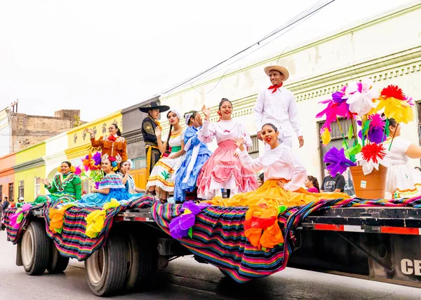 メキシコ タマウリパス州マタモロス2023年2月25日 フィエスタ メキシアナス パレード Tecの学生たち 伝統的なメキシコ服を着てパレードに山車に乗る — ストック写真