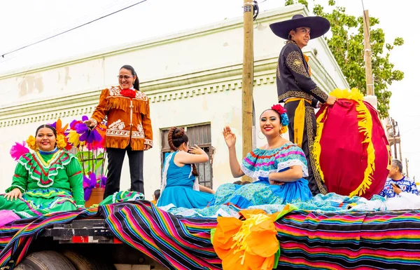 メキシコ タマウリパス州マタモロス2023年2月25日 フィエスタ メキシアナス パレード Tecの学生たち 伝統的なメキシコ服を着てパレードに山車に乗る — ストック写真