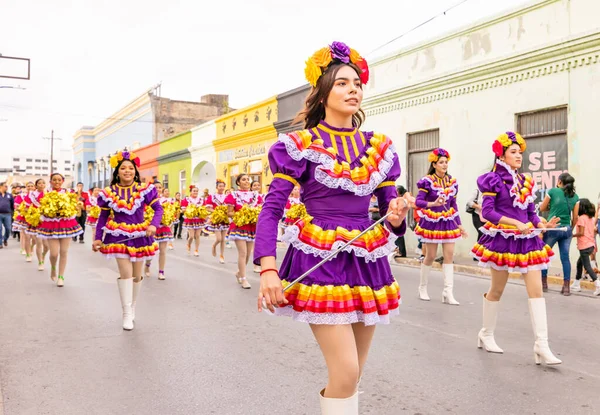 墨西哥Tamaulipas的Matamoros 2023年2月25日 Fiestas Mexicanas Parade Cobat 02游行乐队Panteras的啦啦队队长 身穿传统服装参加游行 — 图库照片