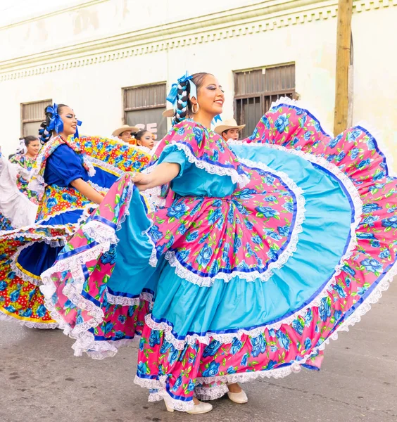 メキシコ タマウリパス州マタモロス2023年2月25日 フィエスタ メキシアナス パレード 民俗研究所のメンバー伝統的なメキシコのダンスグループマタモレンセは パレードで演奏 ストック画像