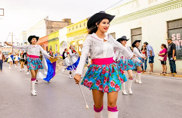 メキシコ タマウリパス州マタモロス2023年2月25日 フィエスタ メキシアナス パレード マタモロス工科大学のチアリーダー 伝統的な衣服を着てパレードで踊る — ストック写真