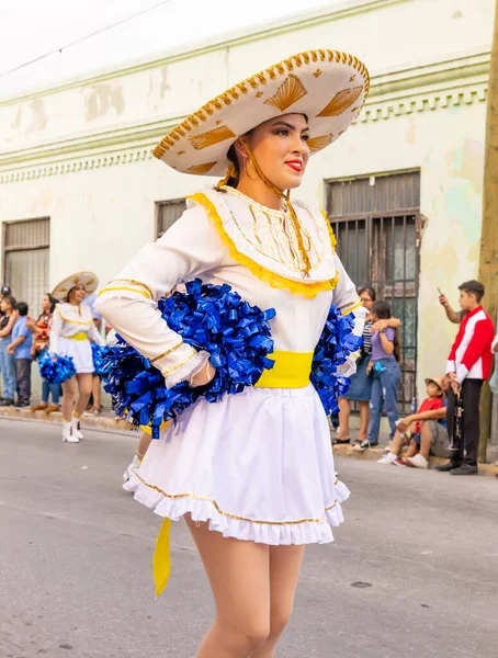 メキシコ タマウリパス州マタモロス2023年2月25日 フィエスタ メキシアナス パレード マタモロス工科大学のチアリーダー 伝統的な衣服を着てパレードで踊る — ストック写真