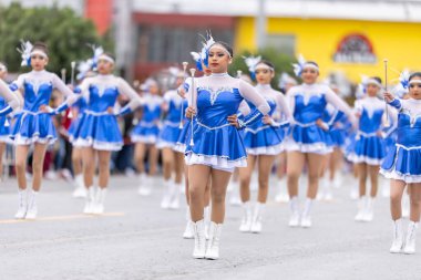 Valle Hermoso, Tamaulipas, Meksika - 18 Mart 2023: Lic 'ten Şehir Yıldönümü Geçidi, Amigo Kızlar. Adolfo Lopez Mateos ortaokulu geçit töreninde sahne alacak.