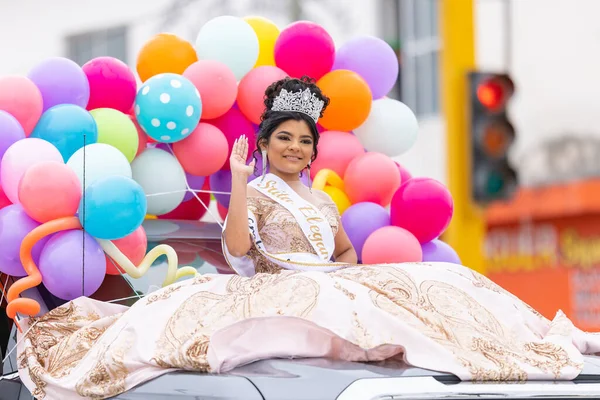2023年3月18日 墨西哥塔毛利帕斯 埃尔莫索 选美皇后 头戴皇冠 身穿传统服装 在游行期间开车 — 图库照片