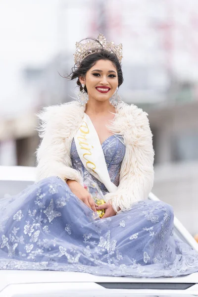 メキシコ タマウリパス州のヴァレ エルモソ 2023年3月18日 シティ アニバーサリー パレード 王冠を被った美の女王 伝統的なドレスを身に着けてパレード中に車両に乗る — ストック写真