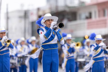 Valle Hermoso, Tamaulipas, Meksika - 18 Mart 2023: Şehir Yıldönümü Geçidi, Juan Jose de la Garza Lisesi 'nden The Toros bandosu, geçit töreninde sahne aldı.
