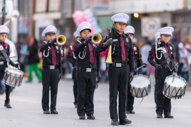Valle Hermoso, Tamaulipas, Meksika - 18 Mart 2023: Şehir Yıldönümü Geçidi, 18 de Marzo, ilkokuldan bando bandosu, geçit töreninde sahne alacak