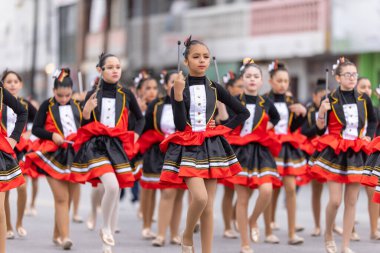Valle Hermoso, Tamaulipas, Meksika - 18 Mart 2023: Şehir Yıldönümü Geçidi, 18 de Marzo ilkokulunda sahne alan ponpon kızlar