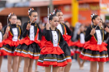 Valle Hermoso, Tamaulipas, Meksika - 18 Mart 2023: Şehir Yıldönümü Geçidi, 18 de Marzo ilkokulunda sahne alan ponpon kızlar