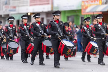 Valle Hermoso, Tamaulipas, Meksika - 18 Mart 2023: Şehir Yıldönümü Geçidi, Lic 'ten Red Lions Marching grubu üyeleri. Antonio Caso, ilkokul, geçit töreninde sahne alacak.