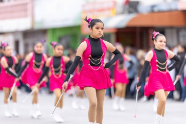 Valle Hermoso, Tamaulipas, Meksika - 18 Mart 2023: Şehir Yıldönümü Geçidi, Profr 'dan ponpon kızlar. Juan B. Tijerina ilkokulu geçit töreninde sahne alacak.