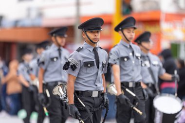 Valle Hermoso, Tamaulipas, Meksika - 18 Mart 2023: Şehir Yıldönümü Geçidi, Lic bandosu üyeleri. Adolfo Lopez Mateos, ortaokul, geçit töreninde gösteri yapıyor.