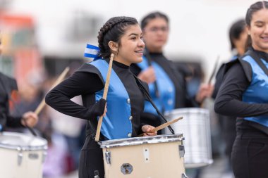 Valle Hermoso, Tamaulipas, Meksika - 18 Mart 2023: Şehir Yıldönümü Geçidi, Lic bandosu üyeleri. Adolfo Lopez Mateos, ortaokul, geçit töreninde gösteri yapıyor.