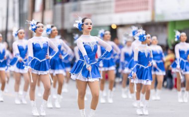 Valle Hermoso, Tamaulipas, Meksika - 18 Mart 2023: Lic 'ten Şehir Yıldönümü Geçidi, Amigo Kızlar. Adolfo Lopez Mateos ortaokulu geçit töreninde sahne alacak.