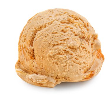 Karamelli dondurma kepçesi, beyaz arka planda karamel şuruplu izole edilmiş.