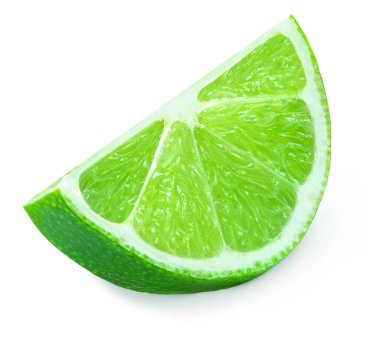 Beyaz arka planda izole edilmiş kireç parçası. Limonlu narenciye dilimlenmiş.. 