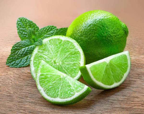 Tahta Masada Limon Dilimli Limon Meyvesi Detoks Diyeti Konsepti Kırsal — Stok fotoğraf