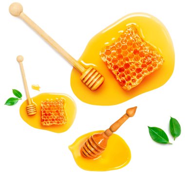 Beyaz arka planda izole edilmiş baldan yapılmış yaratıcı bir düzen. Bal tarakları, kavanozlar ve dippers seti. Bal peteği deseni. Düz yatıyordu. Yiyecek konsepti