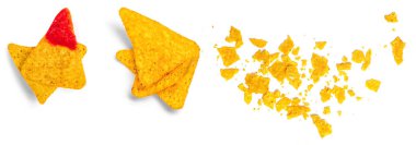 Beyaz arka planda izole edilmiş salsa soslu cips. Tuzlu cips ve kırıntılar üst tarafta. Düz yatıyordu