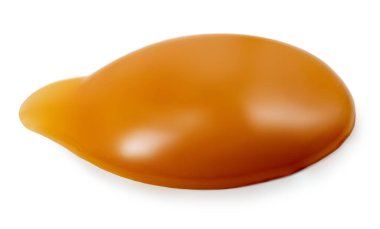 Karamel şekerli ve erimiş karamel şurubu beyaz arka planda izole edilmiş.. 