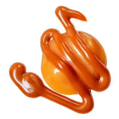 Beyaz arka planda eritilmiş karamel içeren karamel şekerler. Üst Manzara. Düz yatıyordu