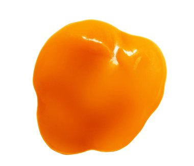 Beyaz arkaplanda izole edilmiş erimiş karamel şurubu akışı.