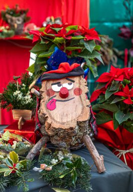 Caga Tio de Nadal, Katalonya, İspanya 'da tipik bir Noel oyuncağı. Yılbaşı işaretinde geleneksel karakter