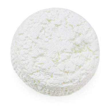 Beyaz arka planda izole edilmiş süzme peynir. Taze tahıllı süzme peynir. Düz la