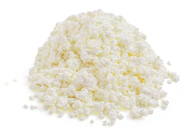 Beyaz arka planda izole edilmiş süzme peynir. Taze tahıllı süzme peynir ya da beyaz peynir.