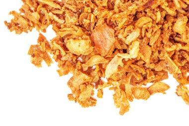 Beyaza izole edilmiş kızarmış soğan yığını. Kızarmış Soğan Tepesi Manzarası. Düz la