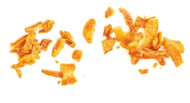 Beyaza izole edilmiş kızarmış soğan yığını. Kızarmış Soğan Tepesi Manzarası. Düz la