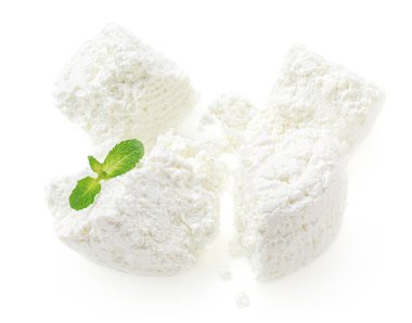 Beyaz arka planda izole edilmiş süzme peynir. Paket tasarımı için taze tahıllı süzme peynir veya nane yaprağı.