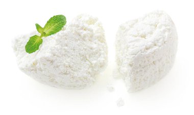 Beyaz arka planda izole edilmiş süzme peynir. Paket tasarımı için taze tahıllı süzme peynir veya nane yaprağı.