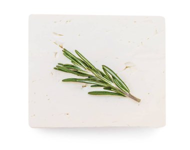 Beyaz arka planda izole edilmiş Feta peyniri, üst manzara. Biberiyeli biberiyeli Yunan peyniri bloğu.