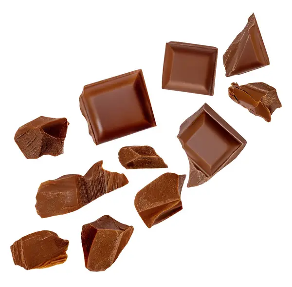 Beyaz Arka Planda Izole Edilmiş Sütlü Çikolata Parçaları Kırıntılar Talaşlar Stok Fotoğraf