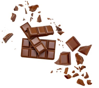 Beyaz arka planda izole edilmiş sütlü çikolata parçaları. Koyu çikolata parçalı patlama, talaş ve kakao kırıntıları. Düz la