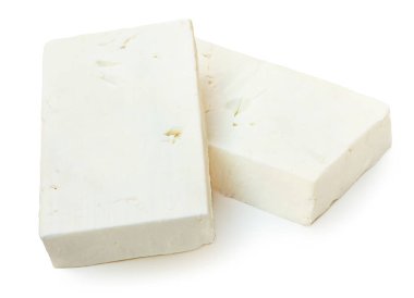 Feta peyniri izole. Beyaz arka planda Yunan fitaki peyniri parçaları. Üst yaşam