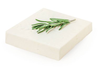 Beyaz arka planda izole edilmiş küp feta peyniri. Yunan fitaki peyniri ve biberli bitkiler.