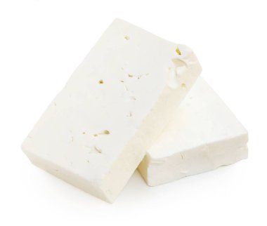 Feta peyniri izole. Beyaz arka planda Yunan fitaki peyniri parçaları. Üst yaşam