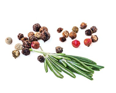 Biberiye izole edildi. Beyaz arka planda biberiye ve biber baharatları. Yemek malzemesi. Üst manzara Rosmary Dal Düz la