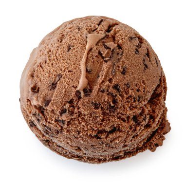 Beyaz arka planda çikolatalı dondurma topu ve çikolatalı kurabiyeler. Yaz tatlısı.