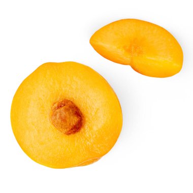 Olgun şeftali dilimleri beyaz arka planda izole edilmiş. Nectarine meyvesi üst görünümü. Düz 