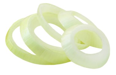 Düşen soğan halkaları beyaz arka planda izole edilmiş. Uçan soğan parçaları, makro. Sinek soğanı