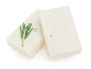 Beyaz arka planda izole edilmiş taze Yunan fitaki peyniri parçaları. Rpsemary otlu taze peynir.