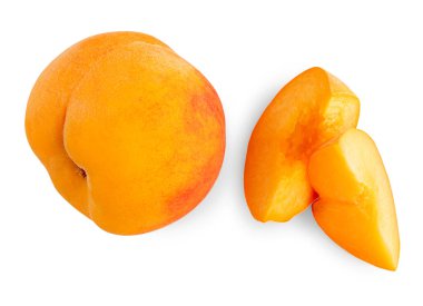 Olgun kırmızı şeftali, sulu şeftali dilimi ya da beyaz arka planda izole edilmiş kama. Üst Manzara. Düz yatıyordu