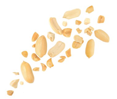 Soyulmuş Peanuts beyaz arka planda havada uçuyor. Düşen Düşen Ezilmiş Fıstıklar. Fıstıklı patlayıcı.