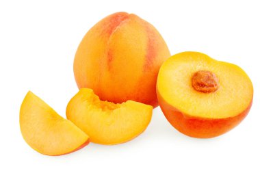 Olgun kırmızı şeftali, sulu şeftali dilimi ya da beyaz arkaplanda izole edilmiş kama. 